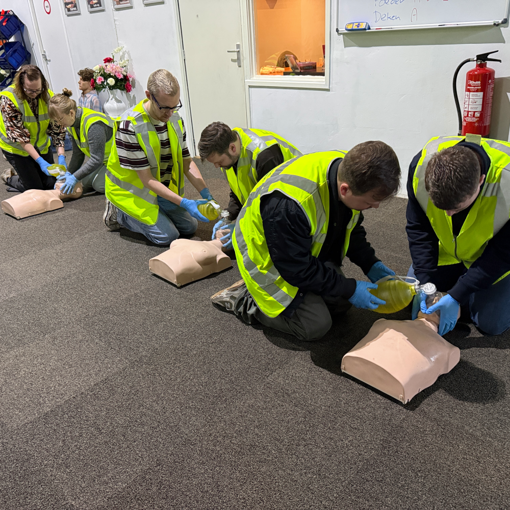Cursisten oefenen in koppels met een beademingsballon op reanimatiepoppen tijdens een BHV-cursus van NedCert Experts in Leeuwarden.