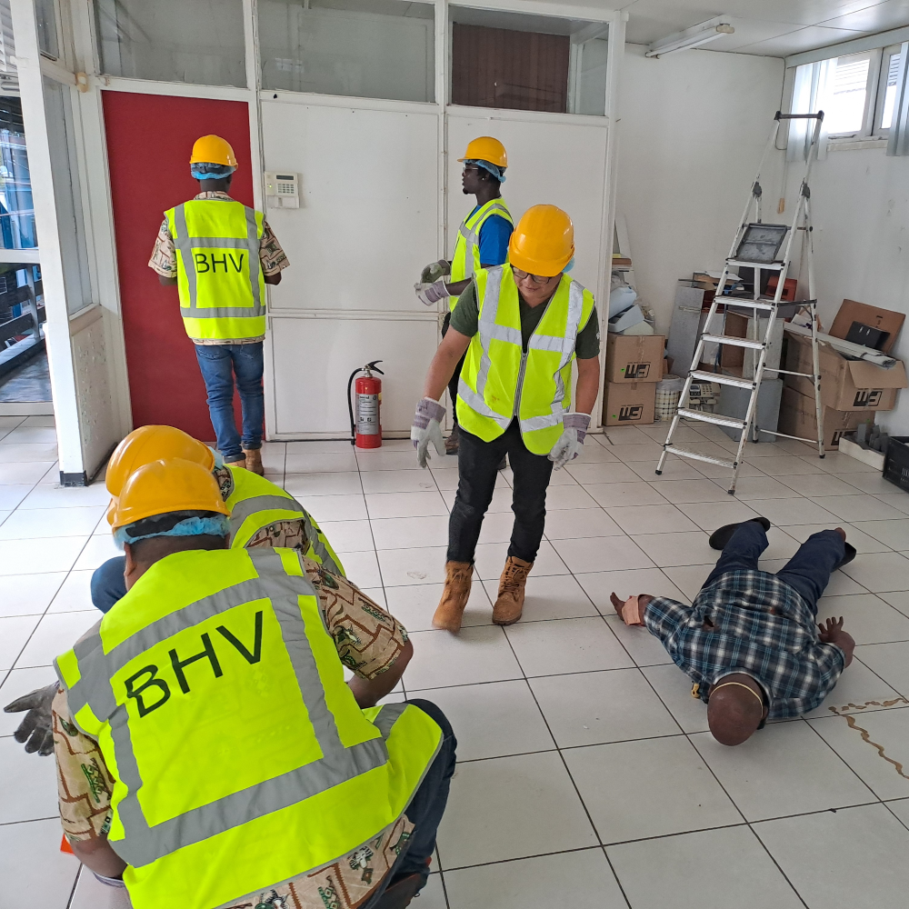 BHV-team reageert op bewusteloze persoon tijdens training, NedCert Experts Paramaribo