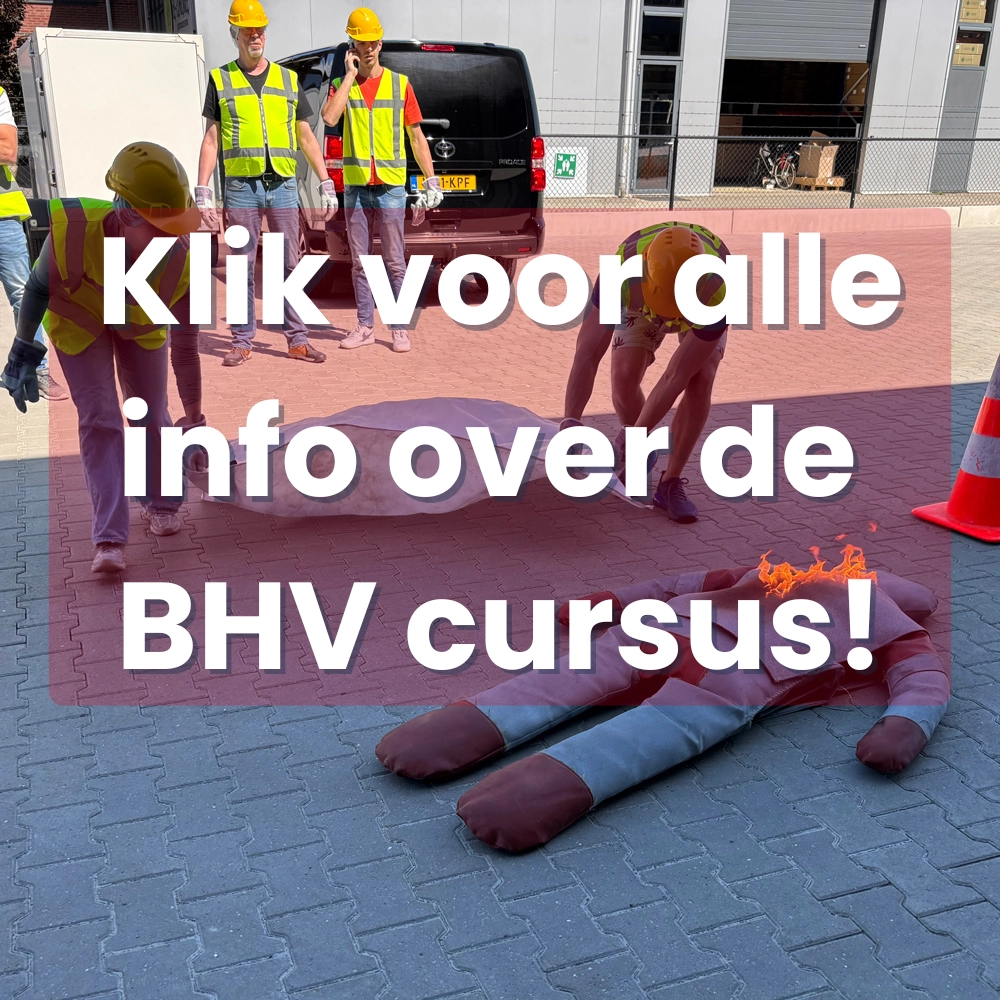 Cursisten gebruiken blusdeken tijdens BHV-training in Emmen, NedCert Experts.