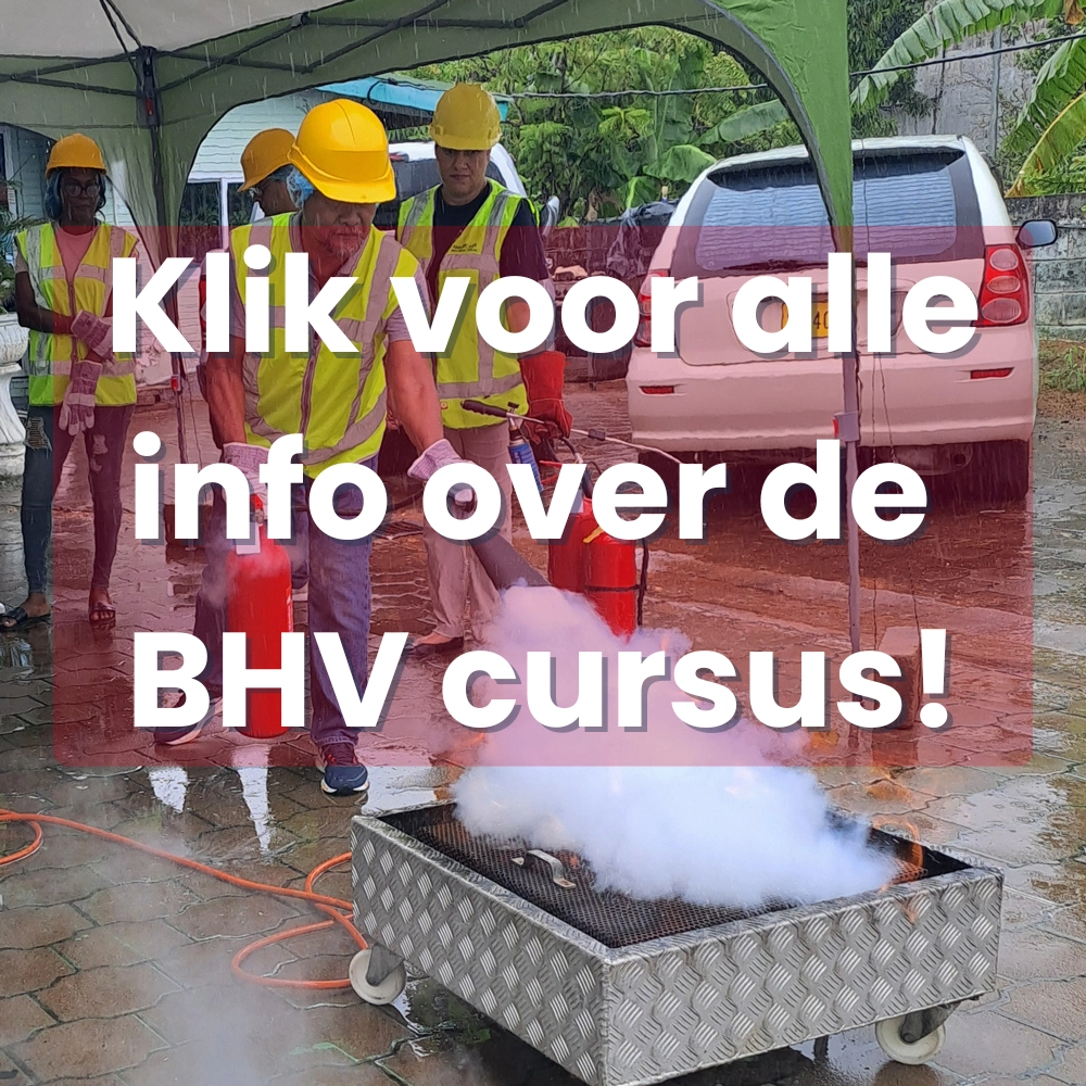 Cursisten blussen brand tijdens BHV-training in Paramaribo, NedCert Experts.