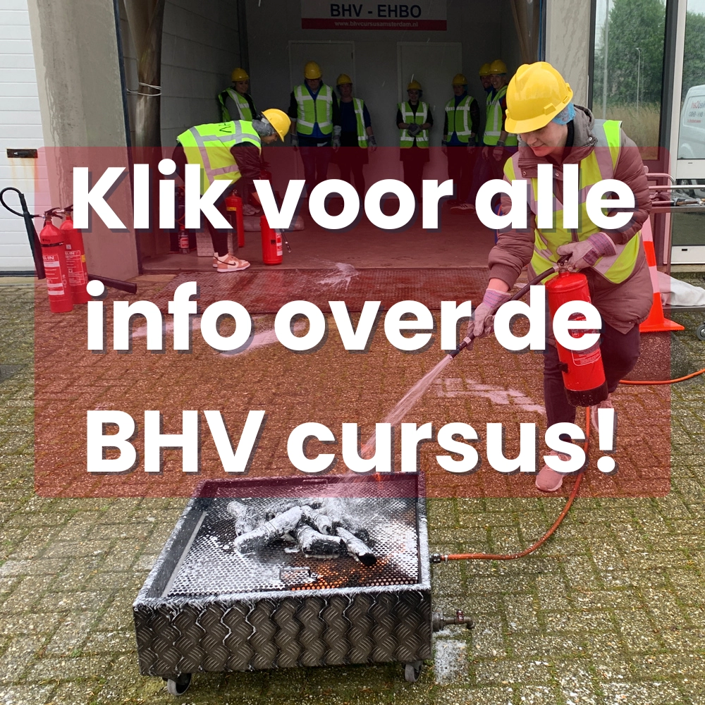 Cursisten blussen brand met brandblusser tijdens BHV-training in Amsterdam, NedCert Experts.