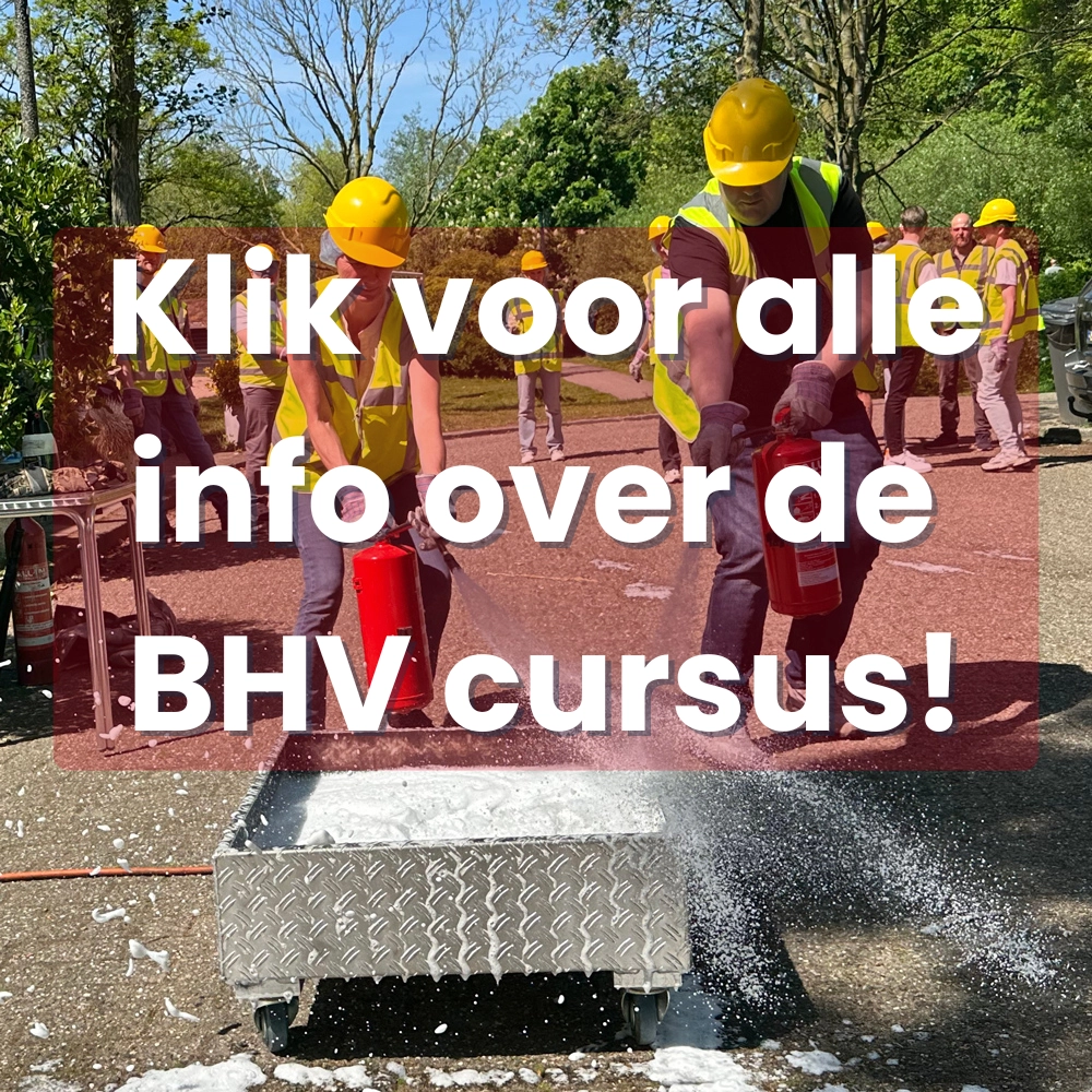 Cursisten blussen brand tijdens BHV-training in Den Haag, NedCert Experts.