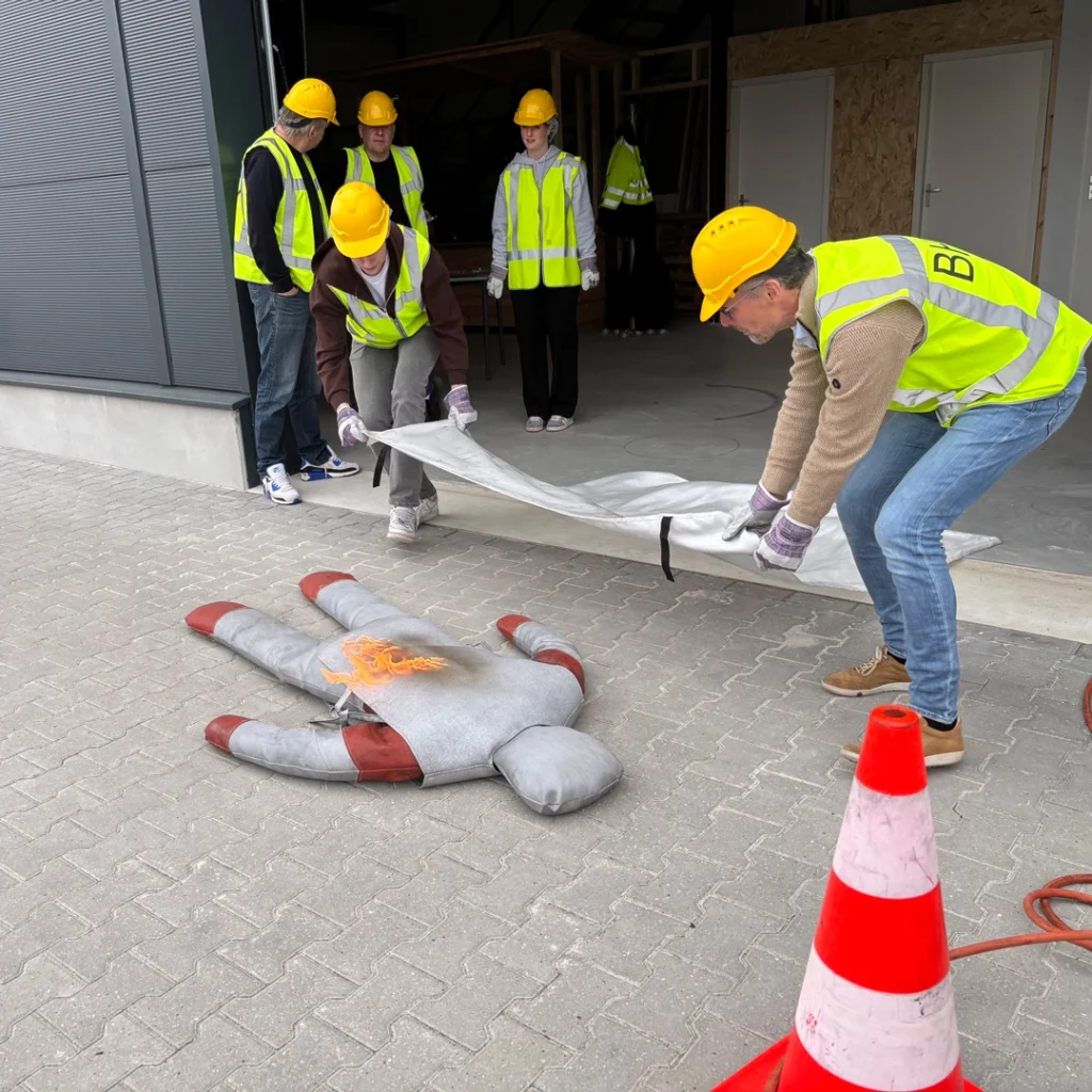 Cursisten blussen brand tijdens BHV-training in Emmen, NedCert Experts.