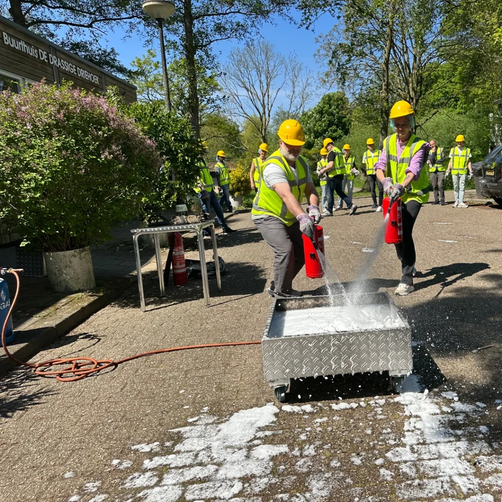 Cursisten blussen brand in Den Haag tijdens BHV-training, NedCert Experts.