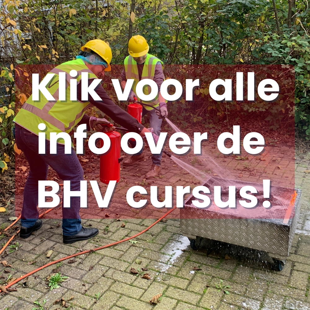 Cursisten blussen brand tijdens BHV-training in Leeuwarden, NedCert Experts.
