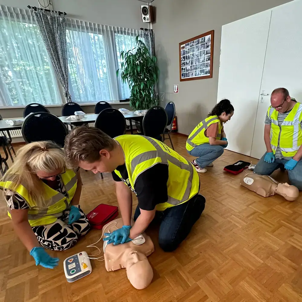 reanimatie oefening tijdens BHV-cursus op locatie BHV cursus Den Haag NedCert