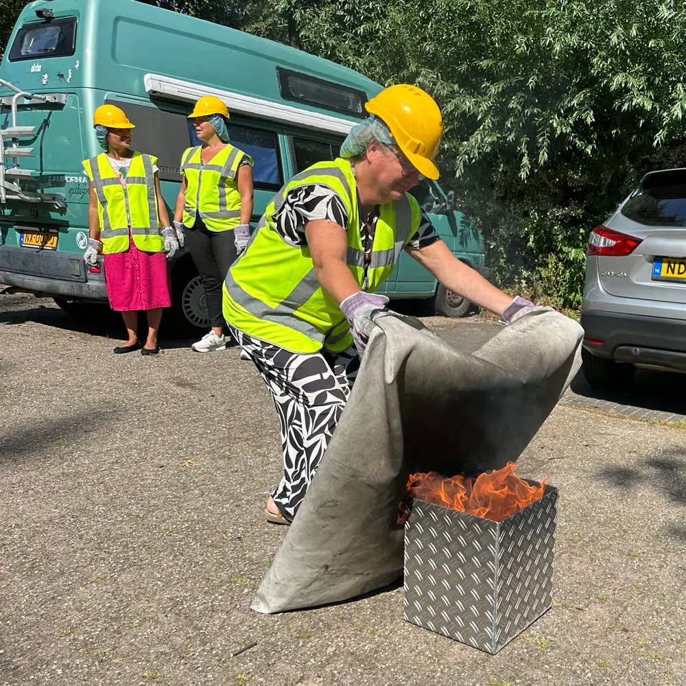 prullenbak brand tijdens BHV-cursus op locatie BHV cursus Den Haag NedCert