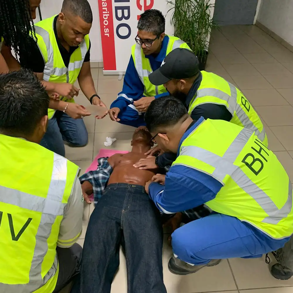 slachtoffer helpen tijdens BHV-cursus op locatie BHV cursus Paramaribo NedCert