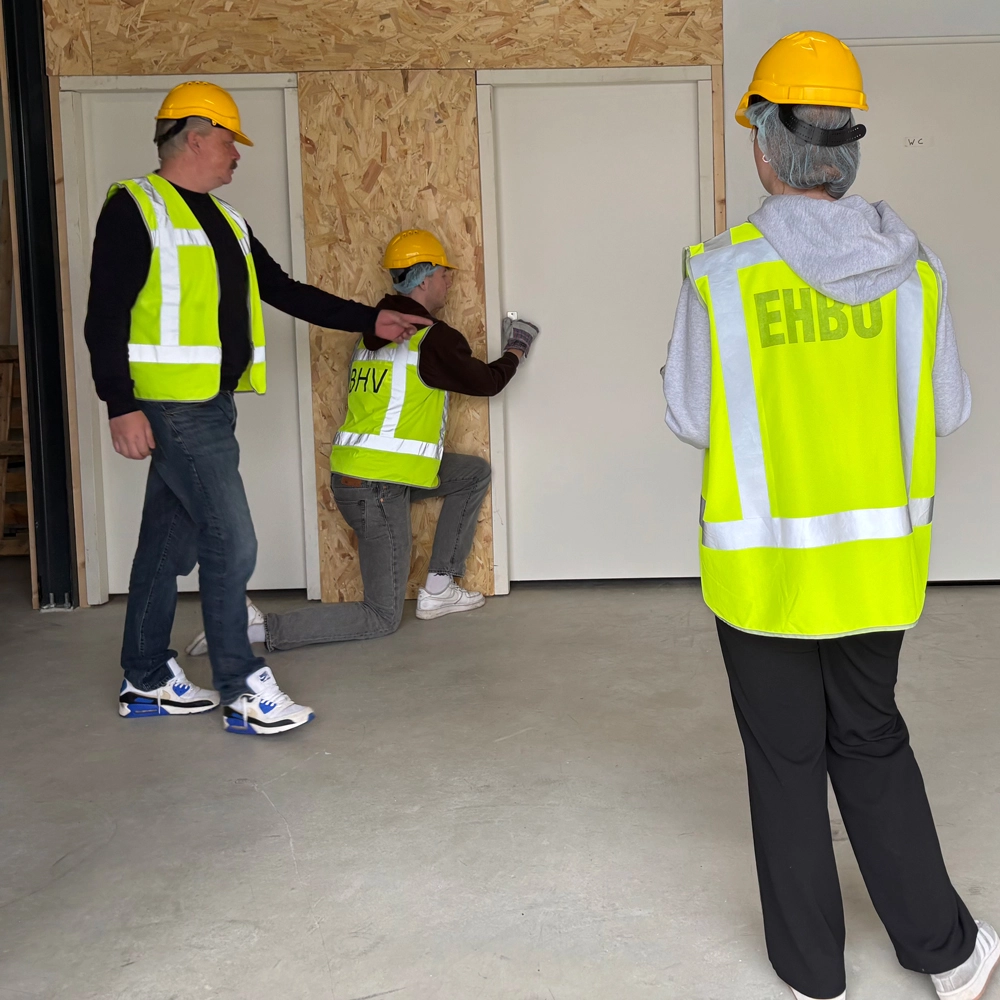 Cursisten oefenen ontruiming in Emmen tijdens BHV-training, NedCert Experts.