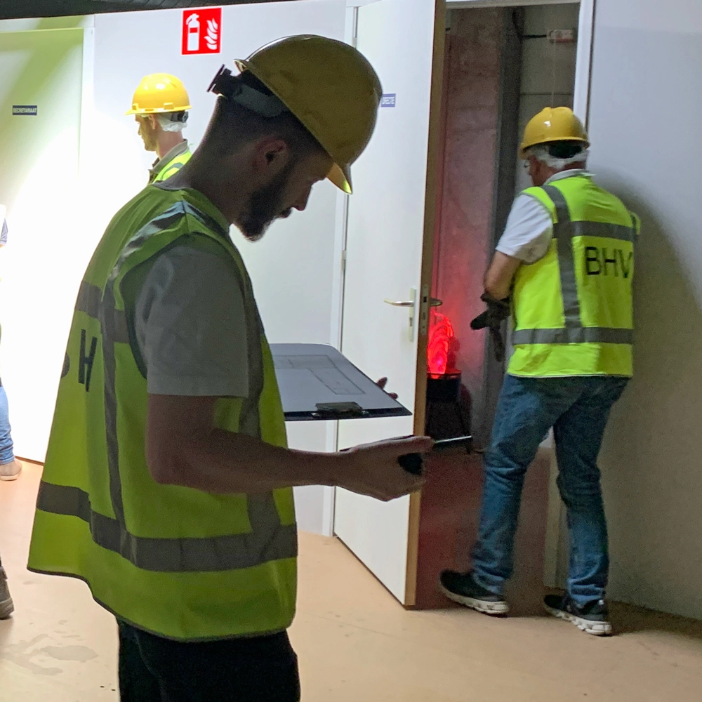 Cursist oefent ontruiming tijdens BHV-training met ChatGPT-hulp, NedCert Experts.