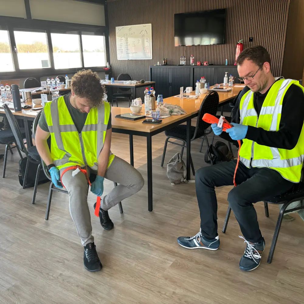 BHV-cursisten oefenen het stelpen van bloedingen en tourniquet aanbrengen in een ruime, professionele trainingszaal bij NedCert Experts Emmen