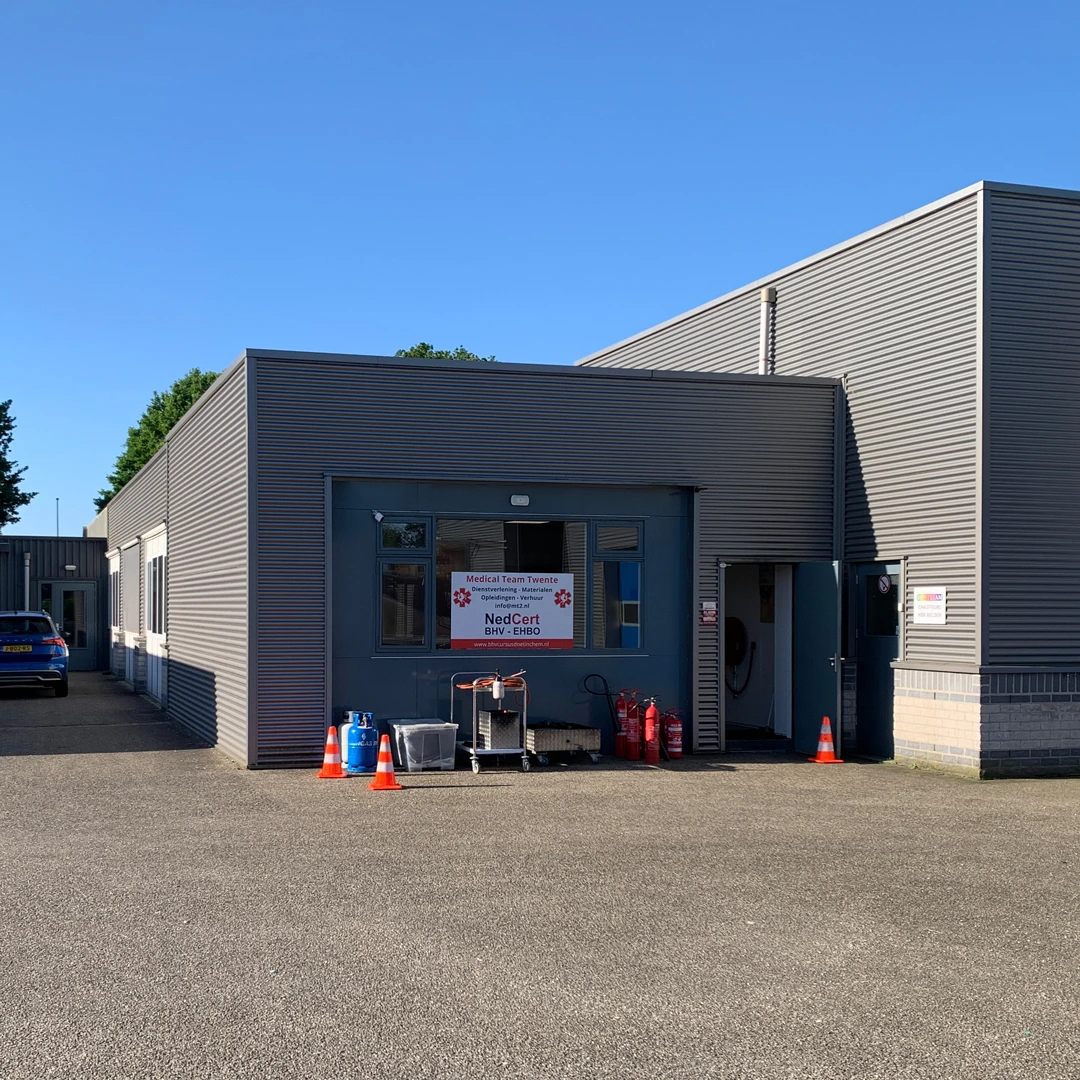 Buitenaanzicht van de NedCert Experts trainingslocatie in Doetinchem, klaar voor BHV- en EHBO-cursussen.