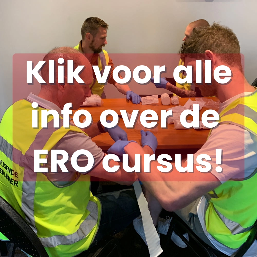 Cursisten oefenen verband aanleggen tijdens BHV-training in Leeuwarden, NedCert Experts.