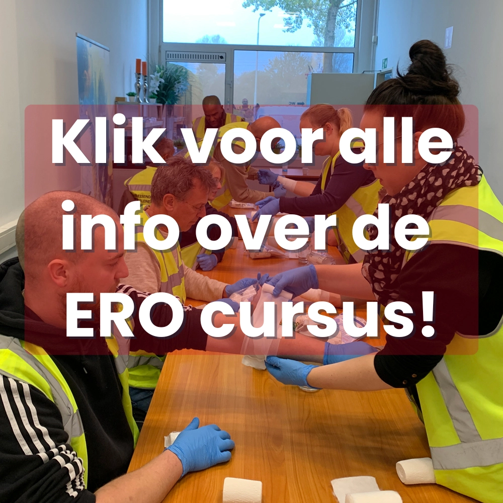 Cursisten oefenen verband aanleggen tijdens BHV-training in Amsterdam, NedCert Experts.