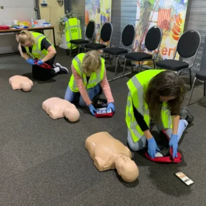 BHV-cursisten oefenen reanimatie en AED-gebruik tijdens een training van NedCert Experts, een must voor kleine bedrijven om levens te redden.