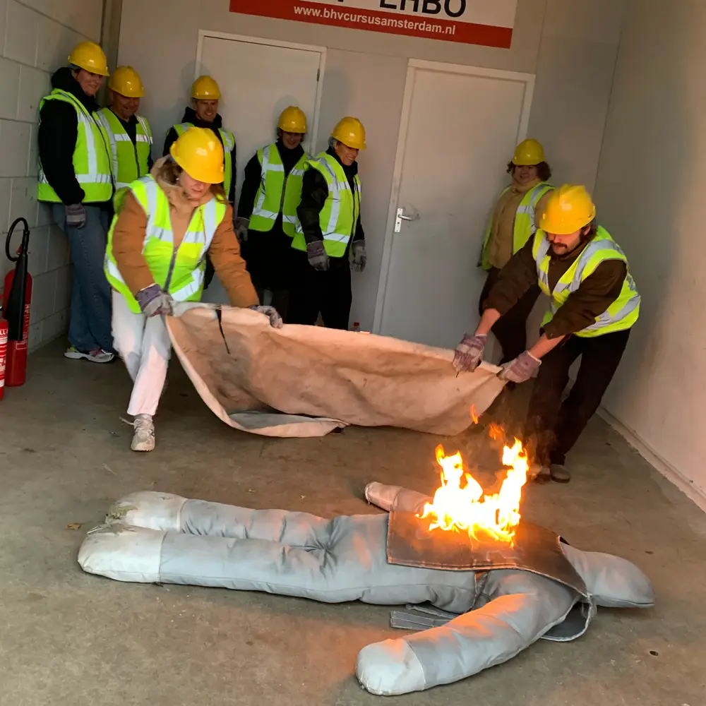 oefening blusdeken gebruik tijdens BHV-cursus op locatie Amsterdam NedCert