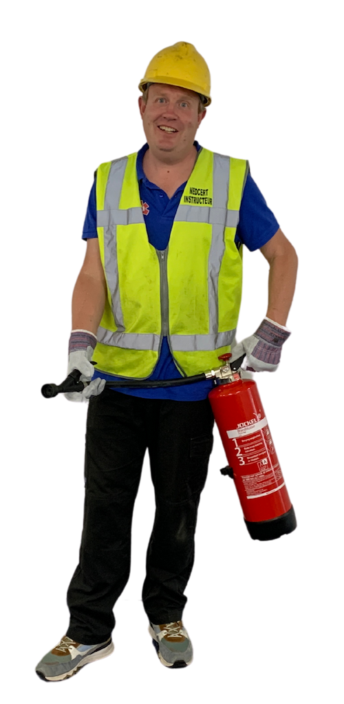 Bas van Steenbergen: BHV-Instructeur Doetinchem bij NedCert BHV-instructeur Bas van Steenbergen met brandblusser in Doetinchem, NedCert Experts.