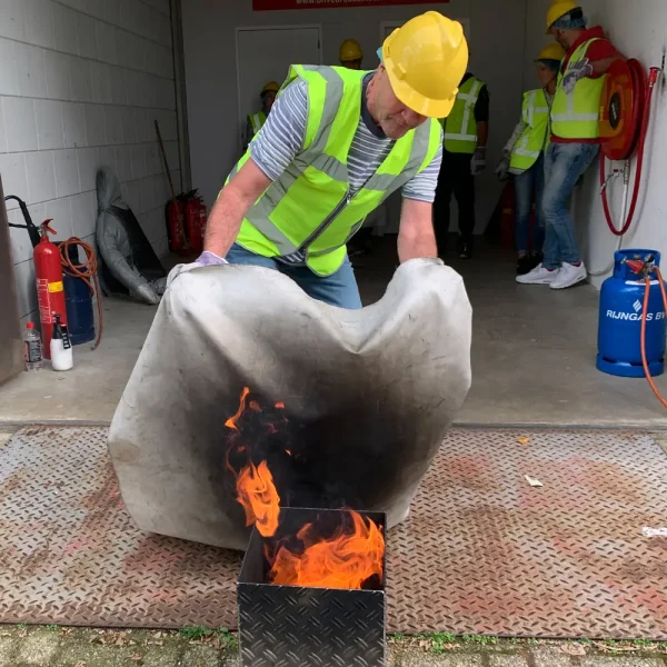 BHV-cursus NedCert - prullenbak brand blussen