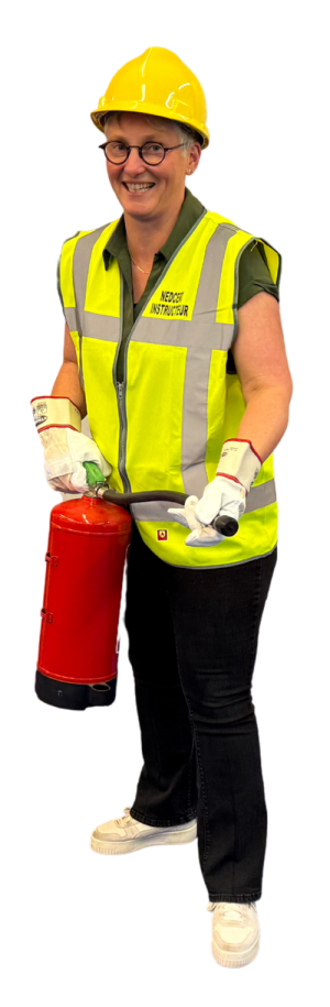 Maureen Aardema, BHV-instructeur met brandblusser in Emmen, NedCert Experts.