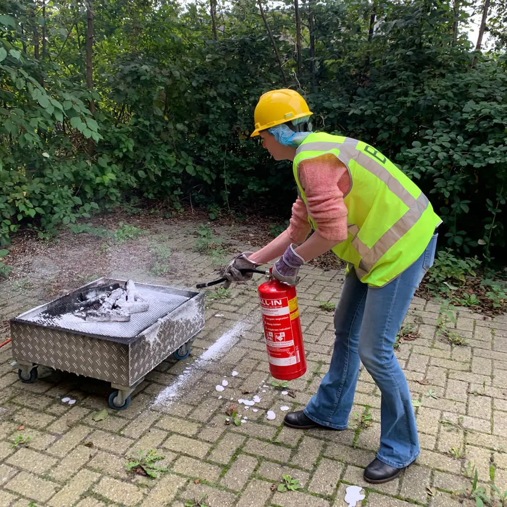 ERO course NedCert - person extinguishing fire with foam