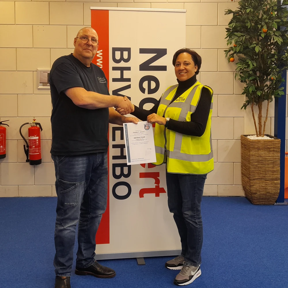 Cleopatra Jessurun ontvangt instructeurscertificaat van René van der Helm, NedCert Experts.
