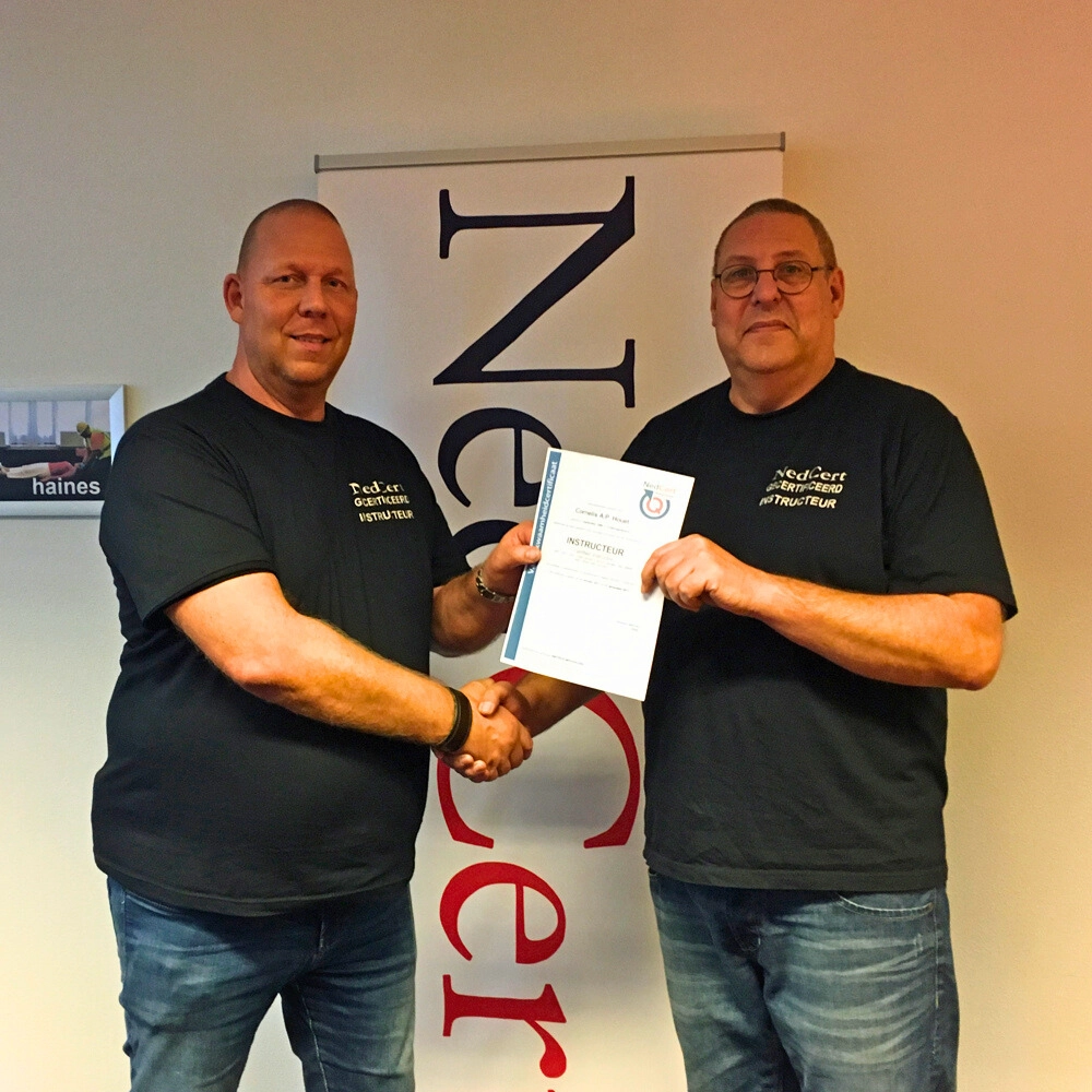 Cor Houet ontvangt instructeurscertificaat van René van der Helm, NedCert Experts.