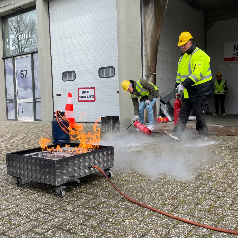 Instructeur demonstreert koolzuursneeuwblusser bij BHV-cursus, NedCert Experts.