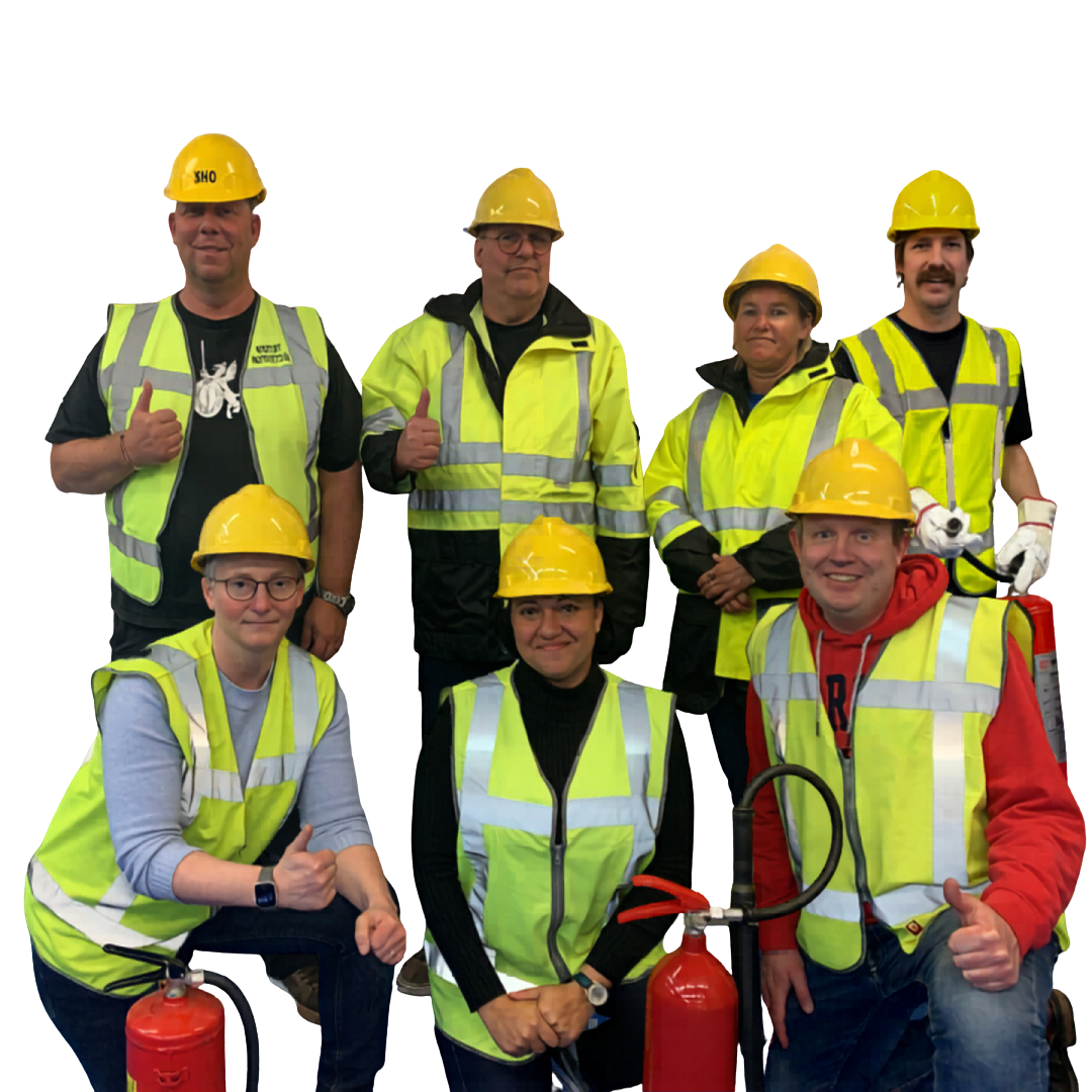Team van NedCert Experts in veiligheidshesjes met brandblussers, klaar voor BHV- en EHBO-trainingen om bedrijfsveiligheid te verbeteren.