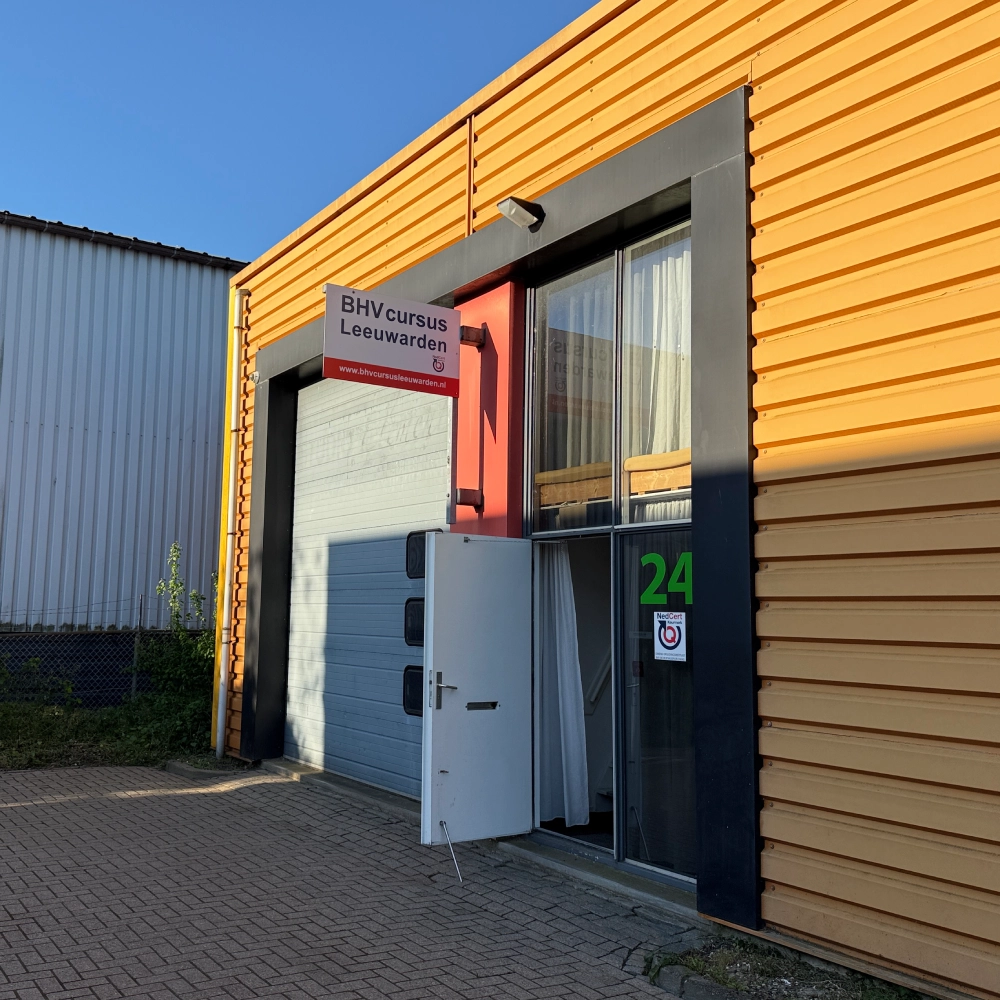Centraal gelegen trainingscentrum van NedCert Experts in Leeuwarden, ideaal voor BHV- en EHBO-cursussen in Friesland.
