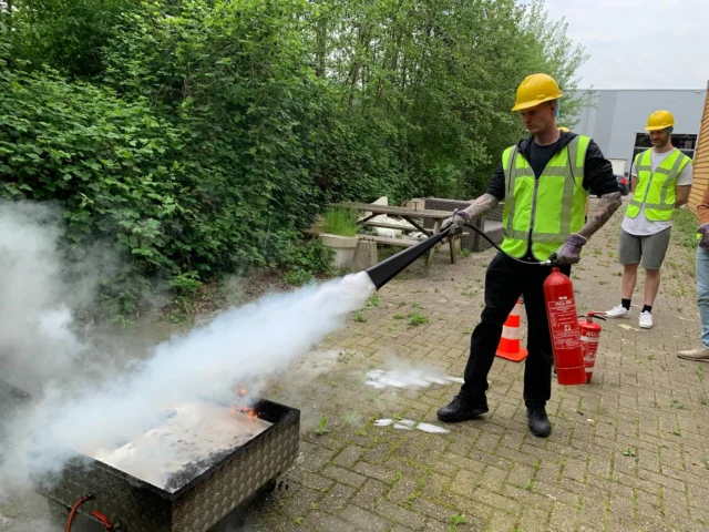 Cursisten blussen in Leeuwarden vakkundig beginnende branden met NedCert Experts.
Trainees skilfully extinguish small fires in Leeuwarden with NedCert Experts.
#BHV #FireFighting #NedCert #Leeuwarden