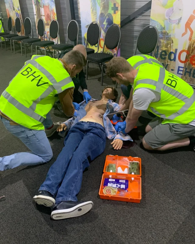 Cursisten verlenen in Leeuwarden hulp aan slachtoffers met NedCert Experts.
Trainees assist casualties in Leeuwarden with NedCert Experts.
#BHV #EmergencyAid #NedCert #Leeuwarden