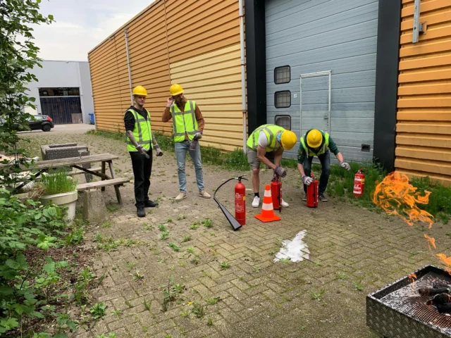 Cursisten zorgen in Leeuwarden voor veiligheid met NedCert Experts.
Trainees ensure safety in Leeuwarden with NedCert Experts.
#BHV #WorkplaceSafety #NedCert #Leeuwarden