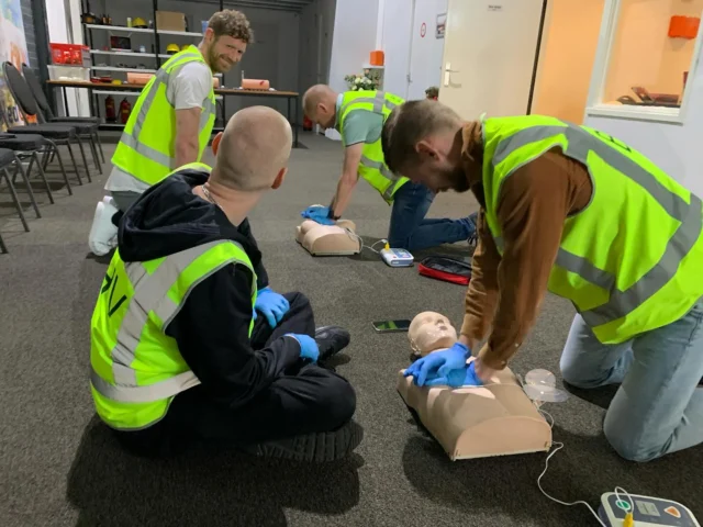 Cursisten oefenen in Leeuwarden reanimatie met NedCert Experts.
Trainees practise resuscitation in Leeuwarden with NedCert Experts.
#BHV #AED #SafetySkills #NedCert #Leeuwarden