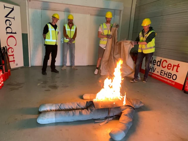 Cursisten gebruiken in Leeuwarden een blusdeken met NedCert Experts.
Trainees use a fire blanket in Leeuwarden with NedCert Experts.
#BHV #FireSafety #NedCert #Leeuwarden