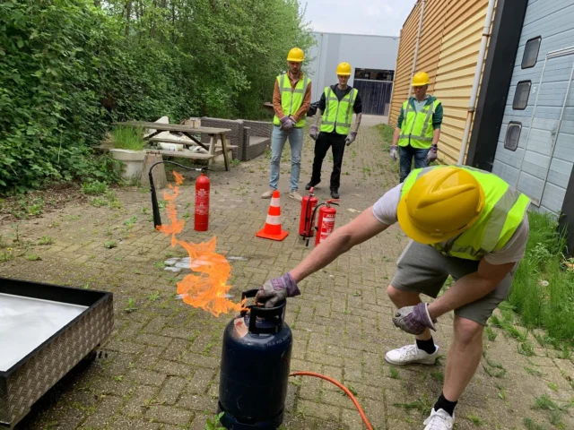 Cursisten blussen in Leeuwarden vakkundig beginnende branden met NedCert Experts.
Trainees skilfully extinguish small fires in Leeuwarden with NedCert Experts.
#BHV #FireFighting #NedCert #Leeuwarden