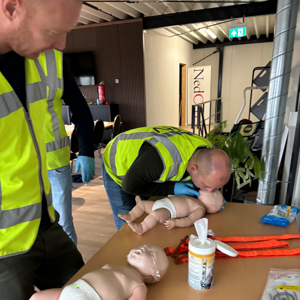 Cursist beademt een kind tijdens SHO-training, NedCert Experts