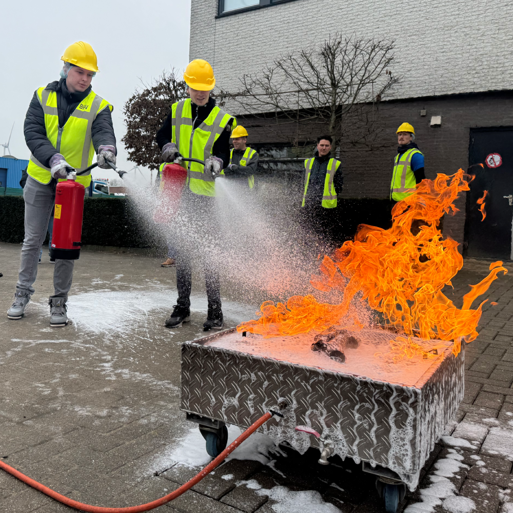 Cursisten blussen brand met schuim tijdens SHO-training, NedCert Experts