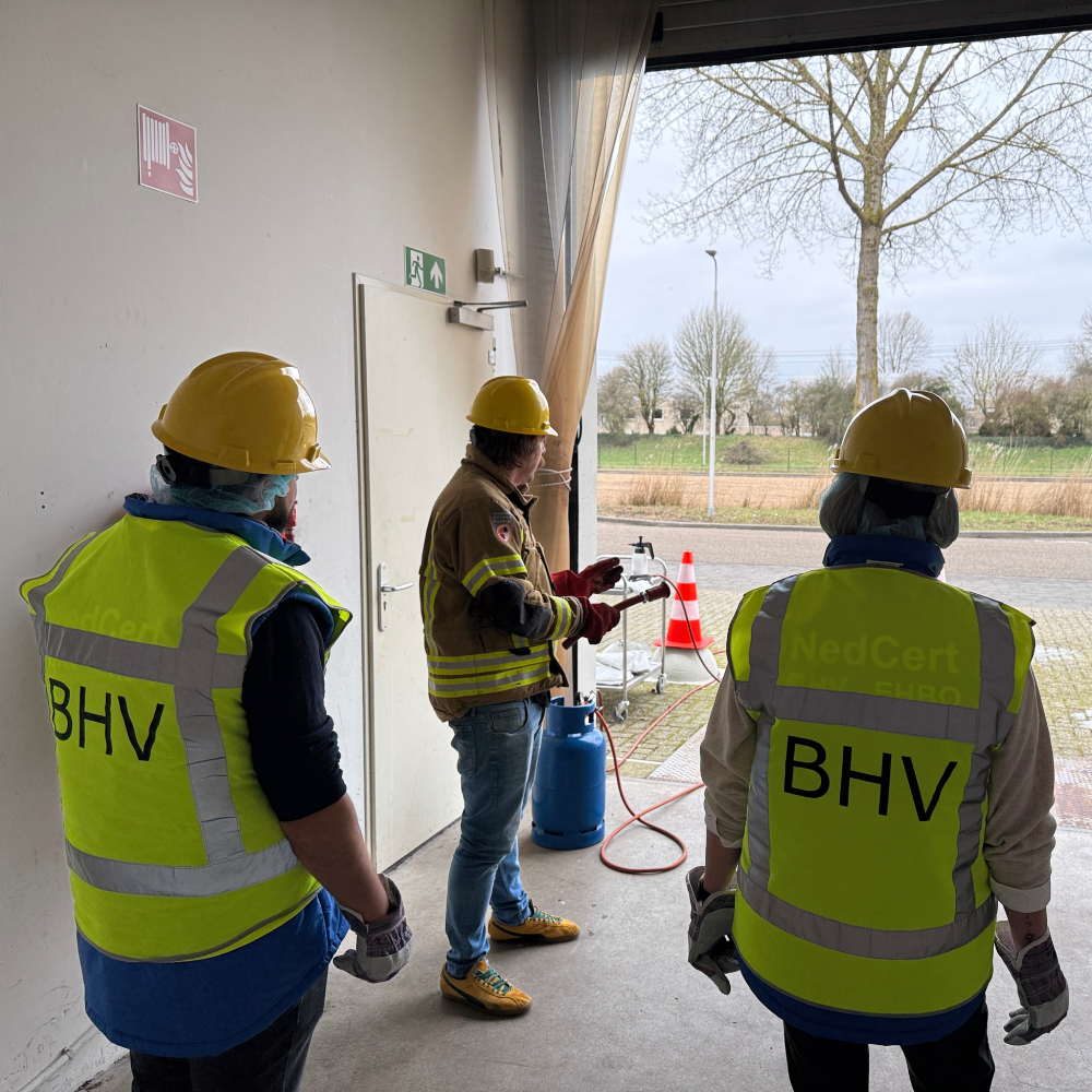 Instructeur geeft uitleg aan cursisten tijdens SHO-training, NedCert Experts