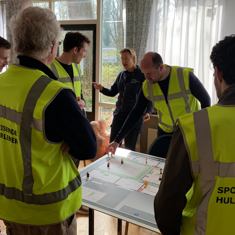 Sylvia Kouijzer leidt tabletop ontruimingsoefening met cursisten, NedCert Experts.