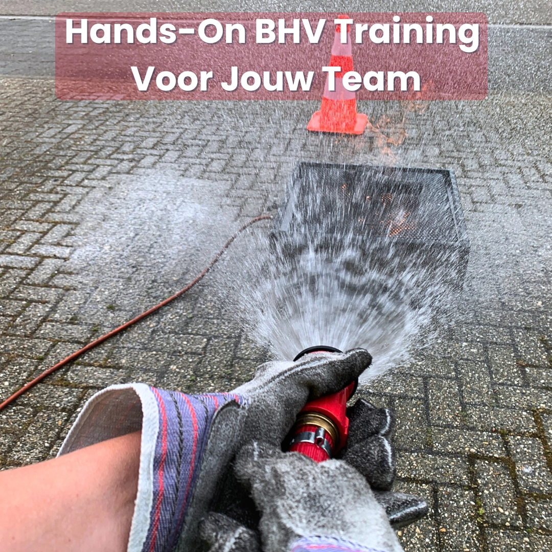 Cursist blust een brand vanuit eerste-persoonsperspectief tijdens een veiligheidstraining van NedCert Experts, essentieel voor hands-on BHV en bedrijfsveiligheid.